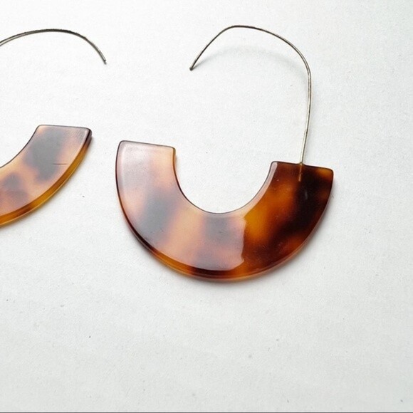 LIGHTWEIGHT Tortoiseshell Resin and Metal Earrings - Picture 7 of 7